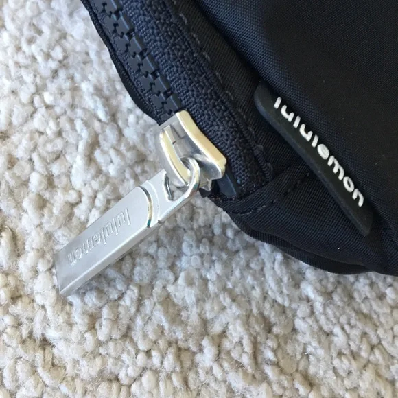 Lululemon everywhere belt bag black & white NWT wordmark waist pack logo - Picture 5 of 10